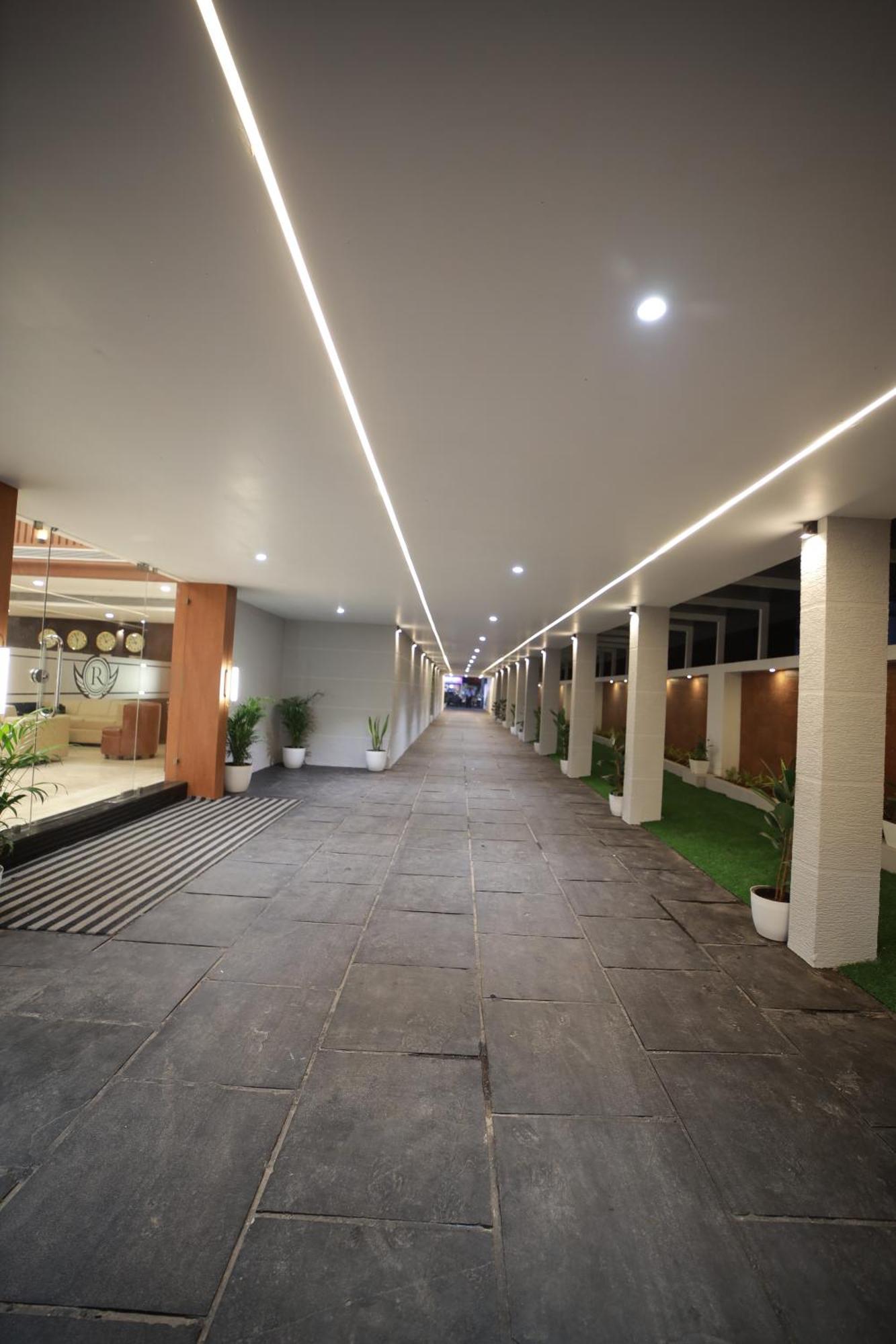 Royal Residency Otel Kannangad Dış mekan fotoğraf